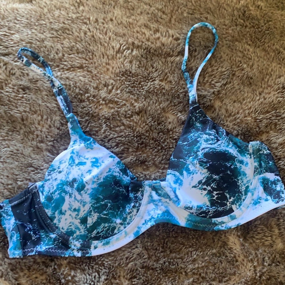 Ocean vibes bikini top!